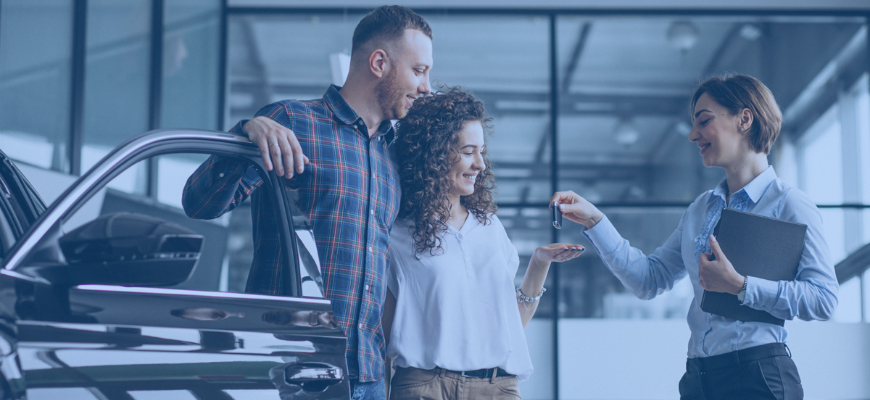 Um casal recebendo as chaves de um carro novo, simbolizando a satisfação dos clientes da Credicar Automóveis.